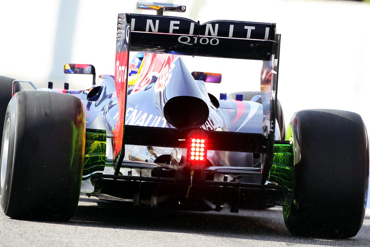 BARCELONA TEST MARZO 2013, Sebastian Vettel (GER) Red Bull Racing RB9 running flow-vis paint on the rear diffuser e brake ducts.
03.03.2013. 