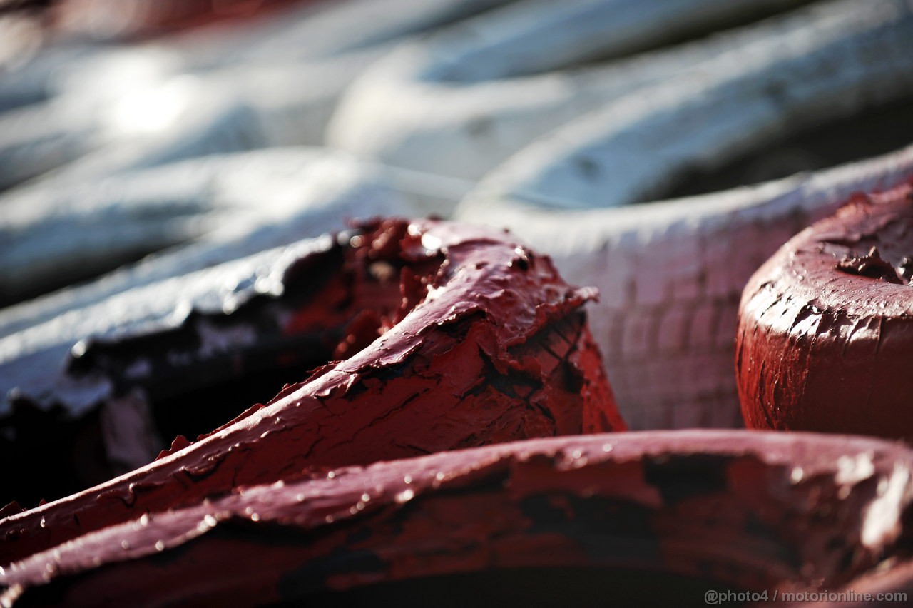 BARCELONA TEST MARZO 2013, Worn paint on the tyre barriers.
03.03.2013. 