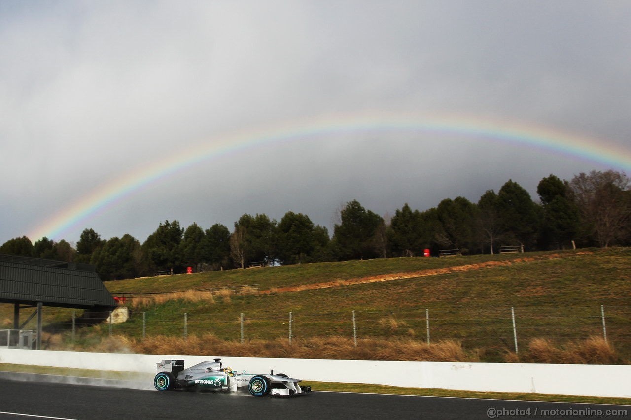 BARCELONA TEST MARZO 2013, Lewis Hamilton (GBR) Mercedes AMG F1 W04 passes a rainbow.
28.02.2013. 