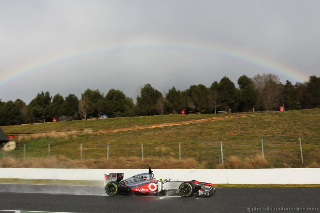 BARCELONA TEST MARZO 2013, Sergio Perez (MEX) McLaren MP4-28 passes a rainbow.
28.02.2013. 