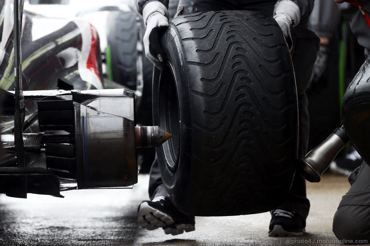 BARCELONA TEST MARZO 2013, Esteban Gutierrez (MEX) Sauber C32 practice pit stop.
28.02.2013. 