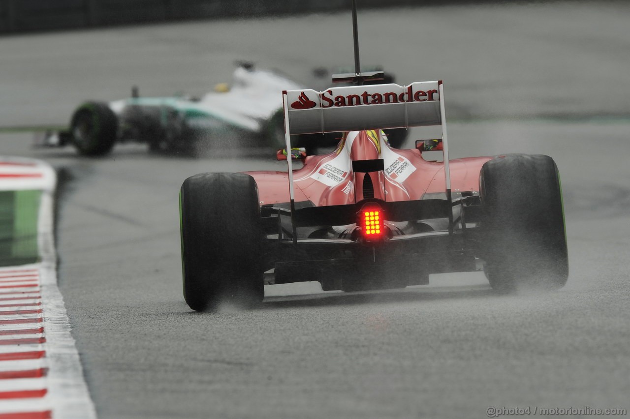 BARCELONA TEST MARZO 2013, Felipe Massa (BRA) Ferrari F138 chases Lewis Hamilton (GBR) Mercedes AMG F1 W04.
28.02.2013. 