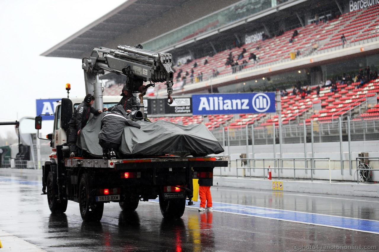 BARCELONA TEST MARZO 2013, The Sauber C32 of Esteban Gutierrez (MEX) Sauber is recovered back to the pits on the back of a truck.
28.02.2013. 