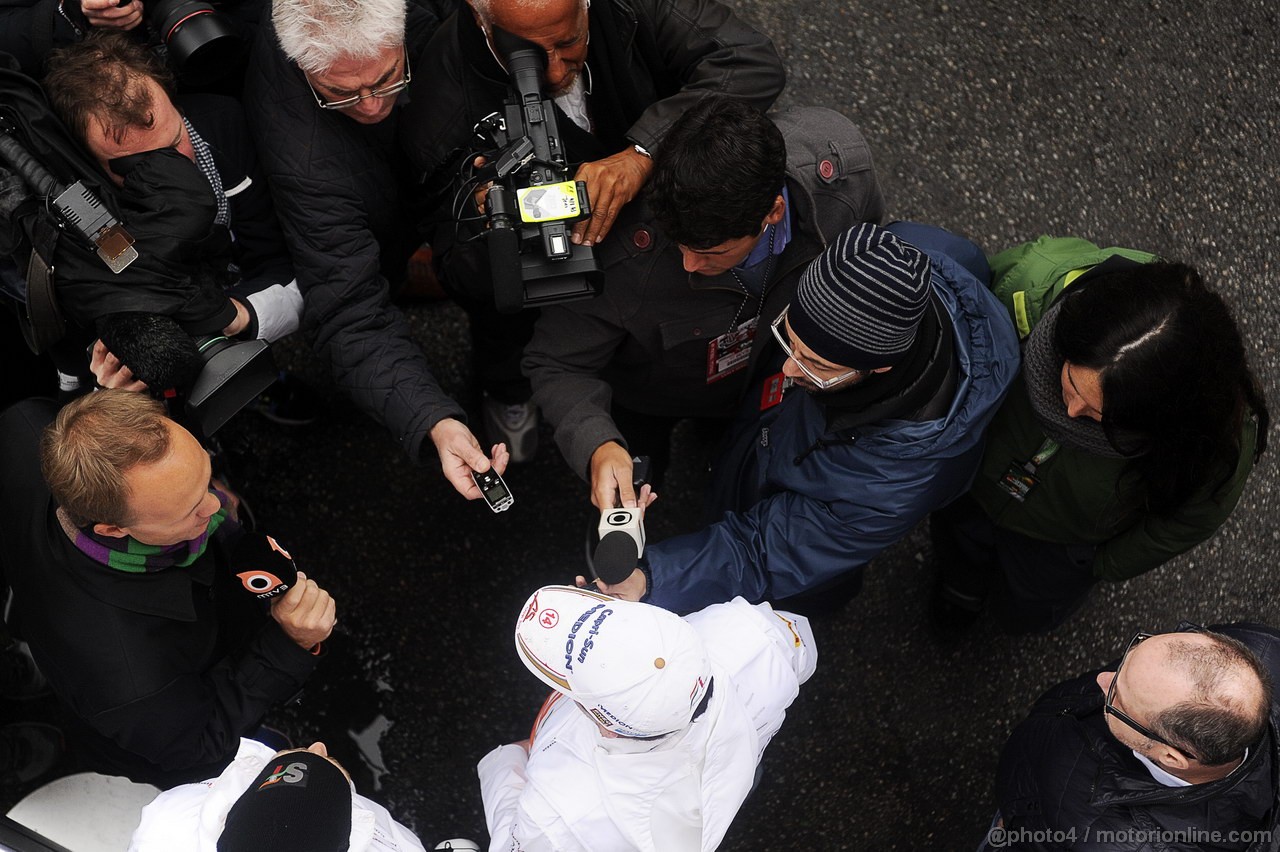 BARCELONA TEST MARZO 2013, Adrian Sutil (GER) Sahara Force India F1 with the media following the confirmation of  his seat with the team in 2013.
28.02.2013. 