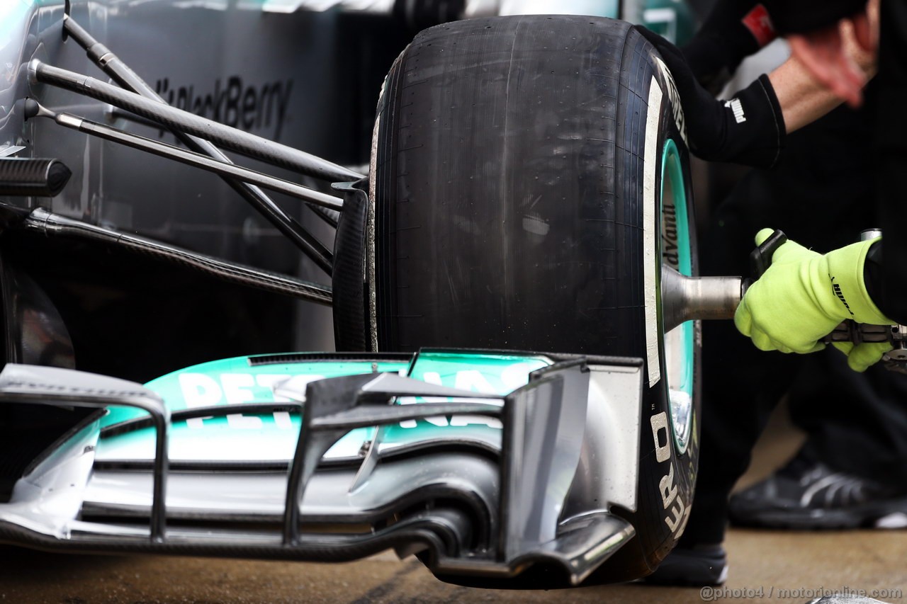 BARCELONA TEST MARZO 2013, Lewis Hamilton (GBR) Mercedes AMG F1 W04 practice pit stop.
28.02.2013. 