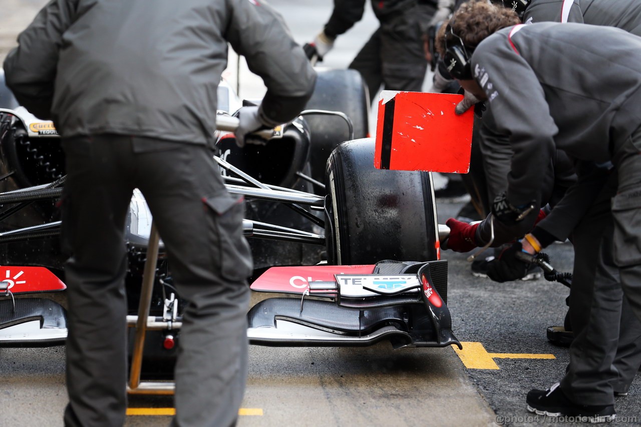 BARCELONA TEST MARZO 2013, Esteban Gutierrez (MEX) Sauber C32 practices a pit stop.
28.02.2013. 