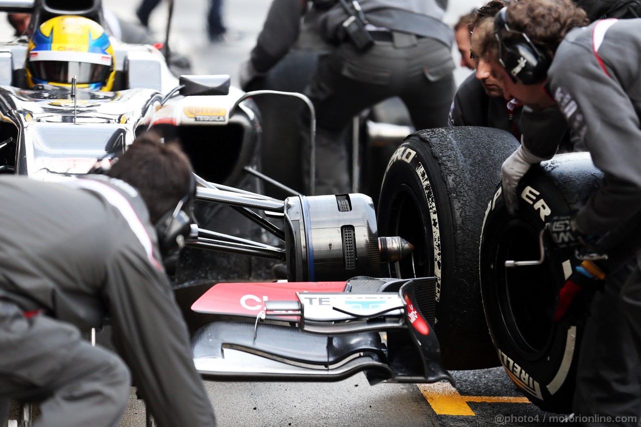 BARCELONA TEST MARZO 2013, Esteban Gutierrez (MEX) Sauber C32 practices a pit stop.
28.02.2013. 