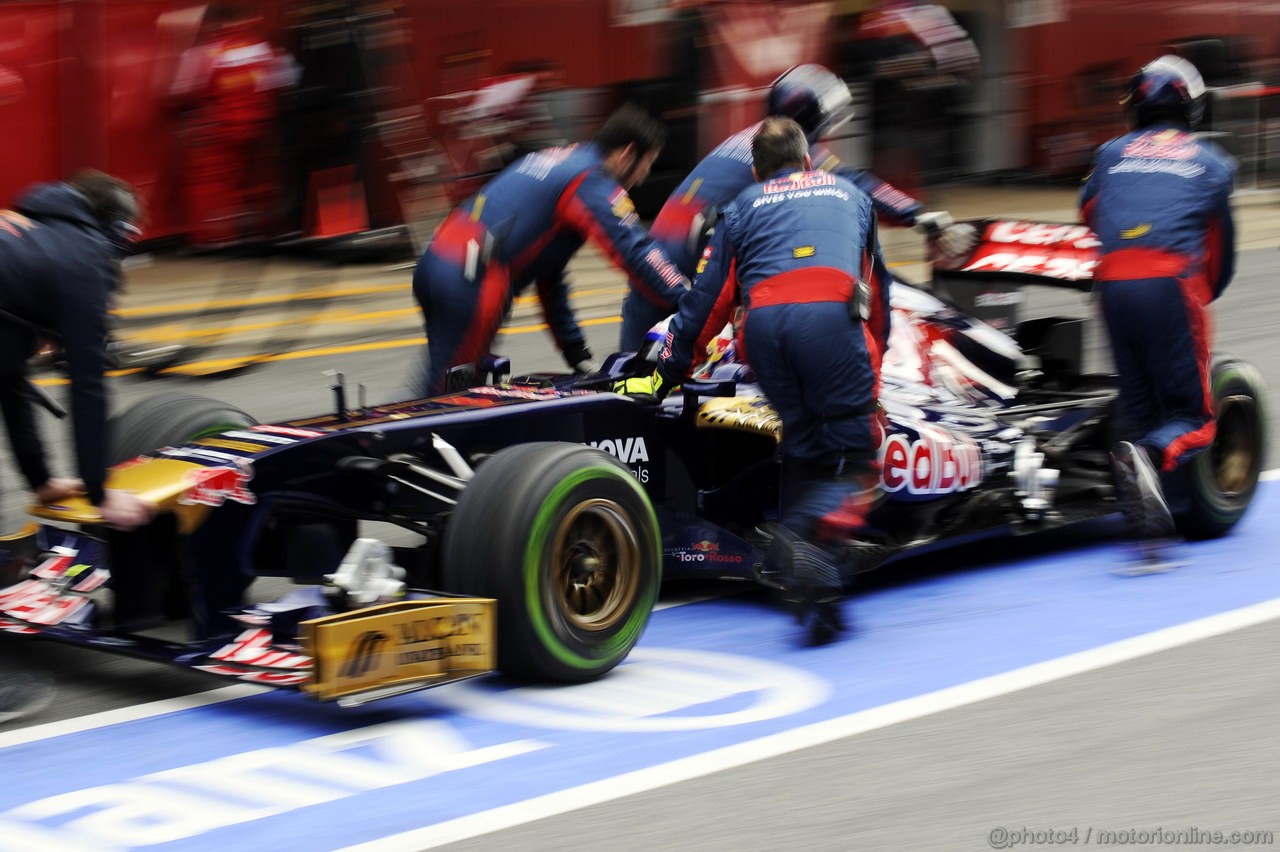 BARCELONA TEST MARZO 2013, Daniel Ricciardo (AUS) Scuderia Toro Rosso STR8 in the pits.
01.03.2013. 