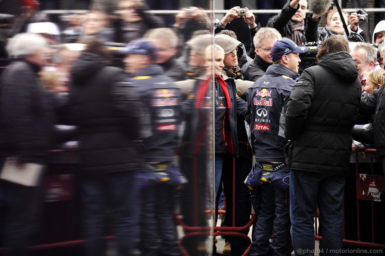 BARCELONA TEST MARZO 2013, Sebastian Vettel (GER) Red Bull Racing with the media.
01.03.2013. 