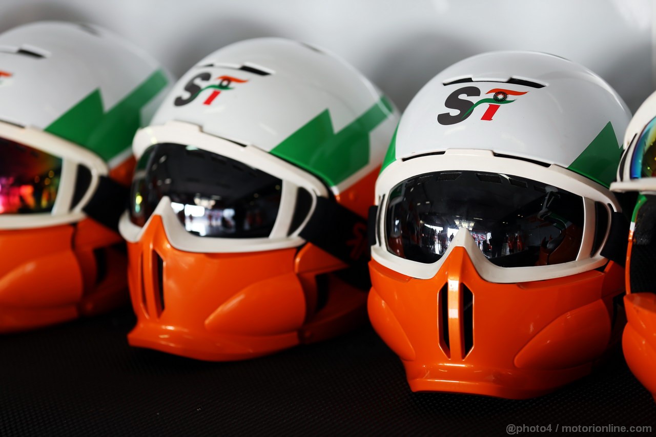 BARCELONA TEST MARZO 2013, Sahara Force India F1 Team meccanici' helmets.
02.03.2013. 