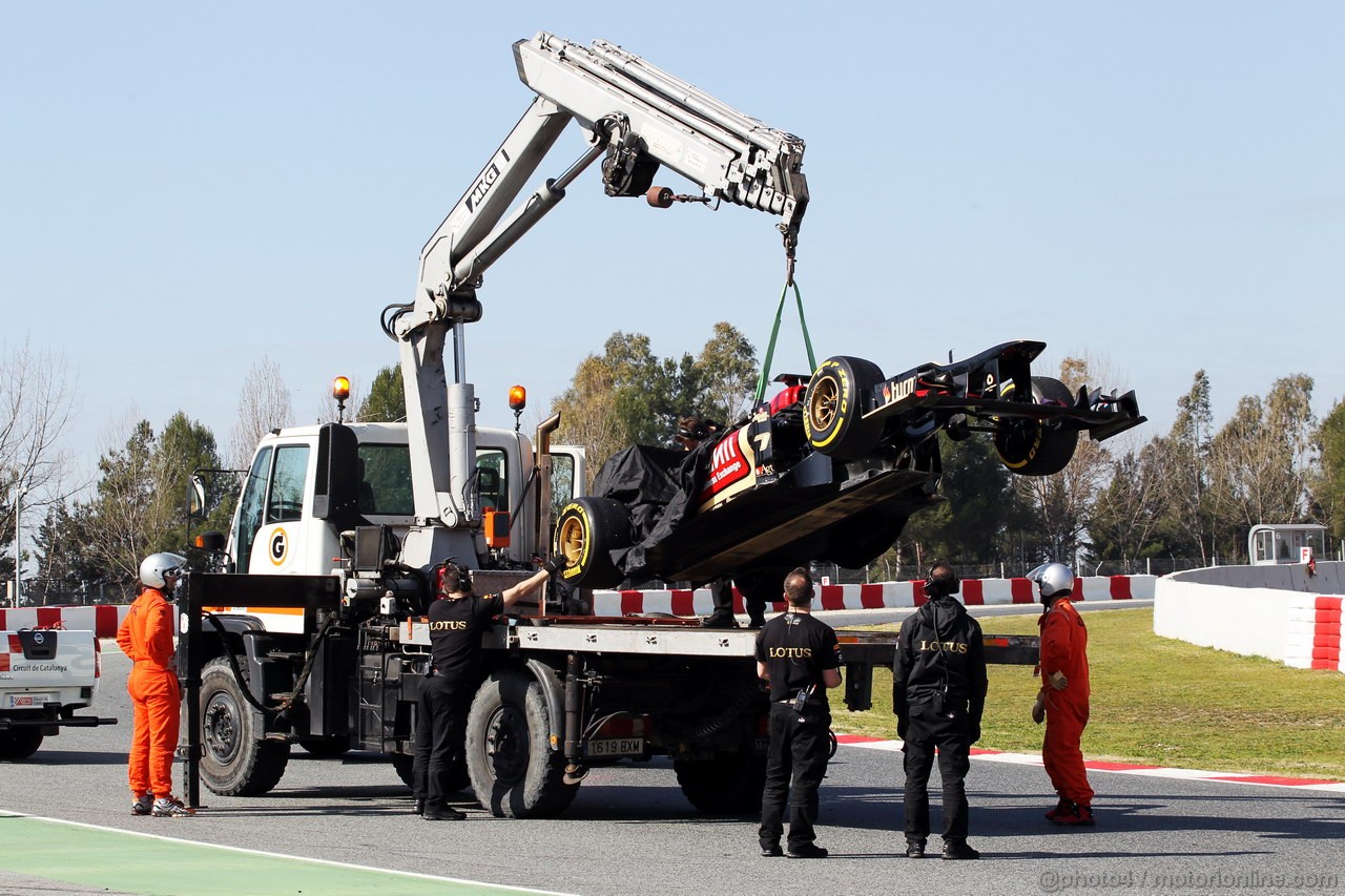 BARCELONA TEST MARZO 2013, The Lotus F1 E21 of Davide Valsecchi (ITA) Lotus F1 E21 Third Driver is recovered back to the pits on the back of a truck.
02.03.2013. 