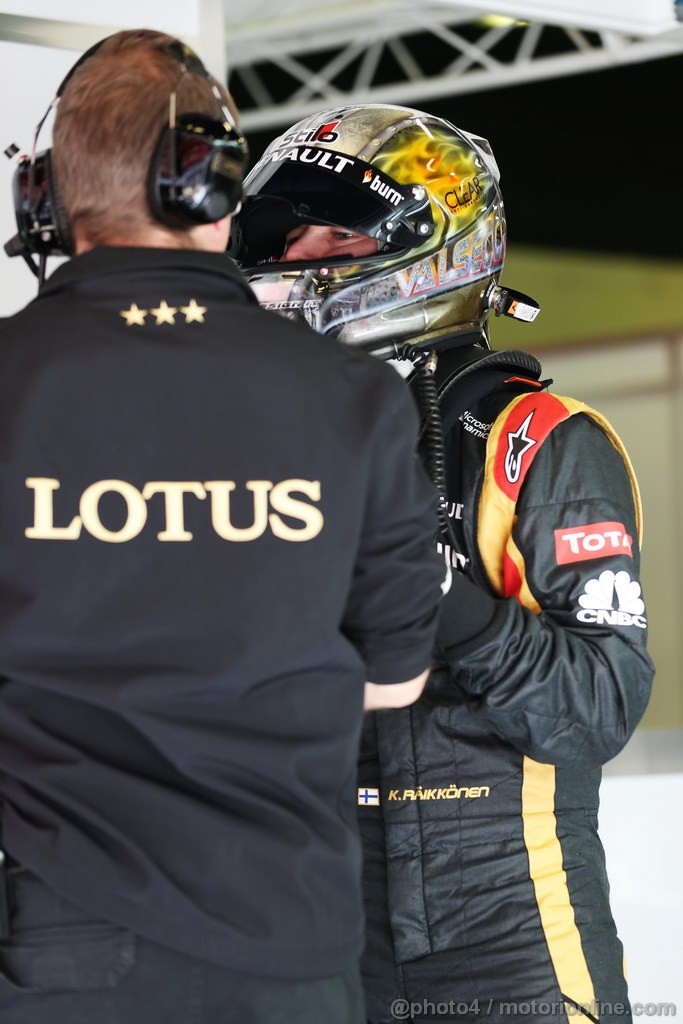 BARCELONA TEST MARZO 2013, Davide Valsecchi (ITA) Lotus F1 Third Driver literally standing in the overalls of the unwell Kimi Raikkonen (FIN) Lotus F1 Team.
02.03.2013. 