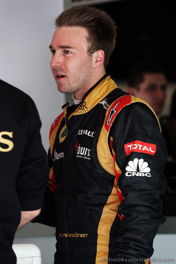BARCELONA TEST MARZO 2013, Davide Valsecchi (ITA) Lotus F1 Third Driver literally standing in the overalls of the unwell Kimi Raikkonen (FIN) Lotus F1 Team.
02.03.2013. 