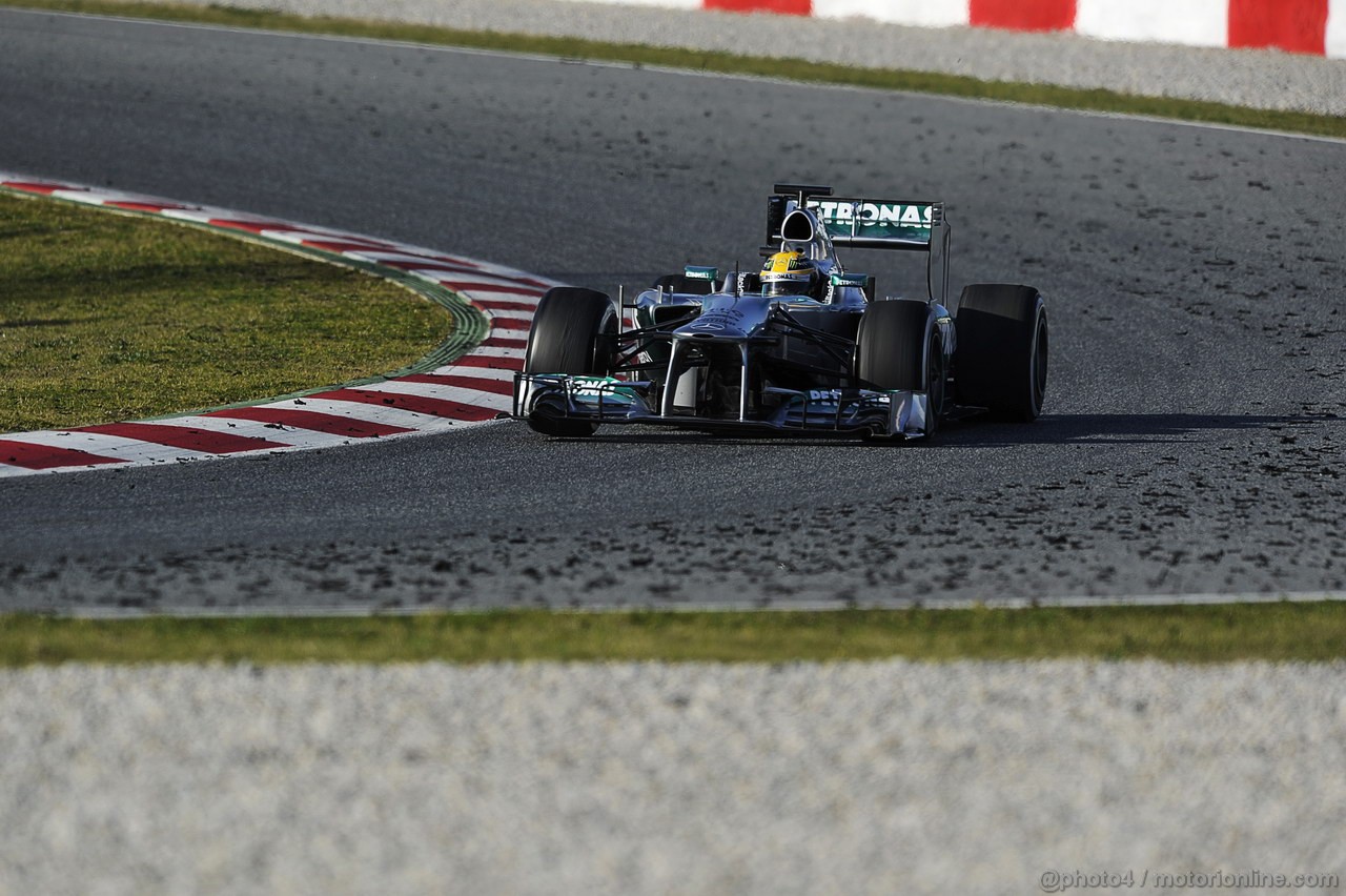 BARCELONA TEST MARZO 2013, Lewis Hamilton (GBR) Mercedes AMG F1 W04 passes tyre marbles on the track.
02.03.2013. 