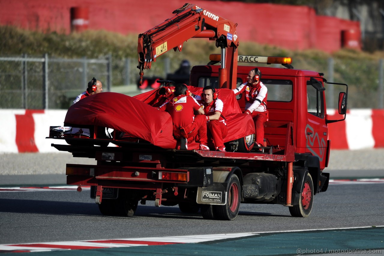 BARCELONA TEST MARZO 2013, The Ferrari F138 of Felipe Massa (BRA) Ferrari is recovered back to the pits on the back of a truck.
02.03.2013. 