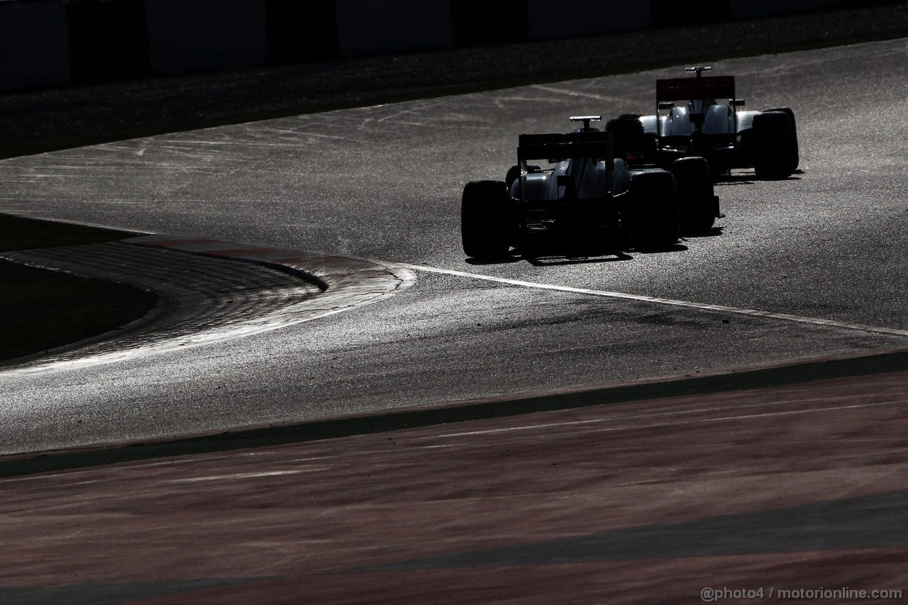 BARCELONA TEST MARZO 2013, Sergio Perez (MEX) McLaren MP4-28 davanti a Romain Grosjean (FRA) Lotus F1 E21.
02.03.2013. 