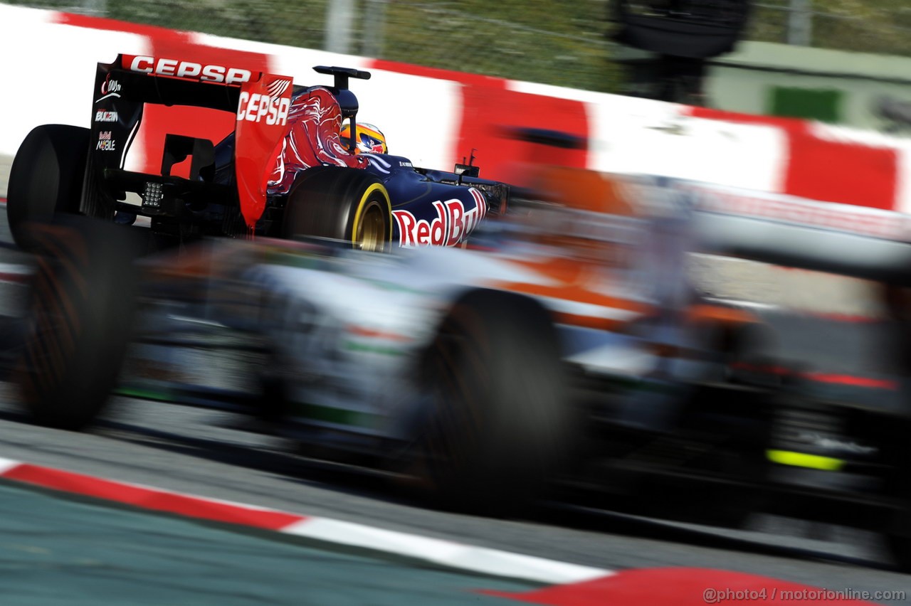 BARCELONA TEST MARZO 2013, Jean-Eric Vergne (FRA) Scuderia Toro Rosso STR8 davanti a Adrian Sutil (GER) Sahara Force India VJM06.
02.03.2013. 