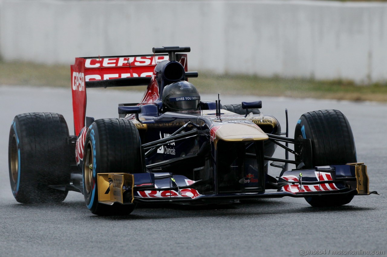 BARCELONA TEST MARZO 2013, Daniel Ricciardo (AUS) Scuderia Toro Rosso STR8 running a plain black helmet.
01.03.2013. 