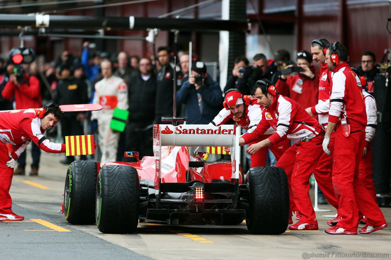 BARCELONA TEST MARZO 2013, Fernando Alonso (ESP) Ferrari F138 returns to the pits with something attached to the fuel nozzle.
01.03.2013. 