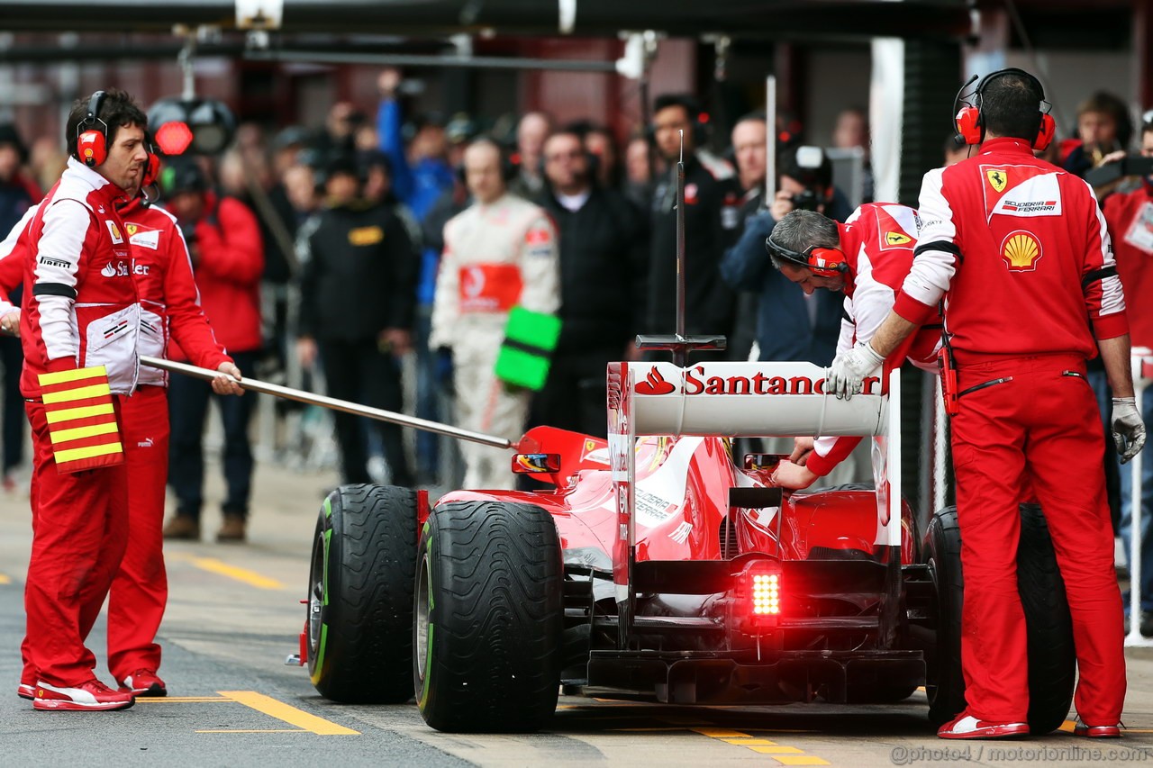 BARCELONA TEST MARZO 2013, Fernando Alonso (ESP) Ferrari F138 returns to the pits with something attached to the fuel nozzle.
01.03.2013. 