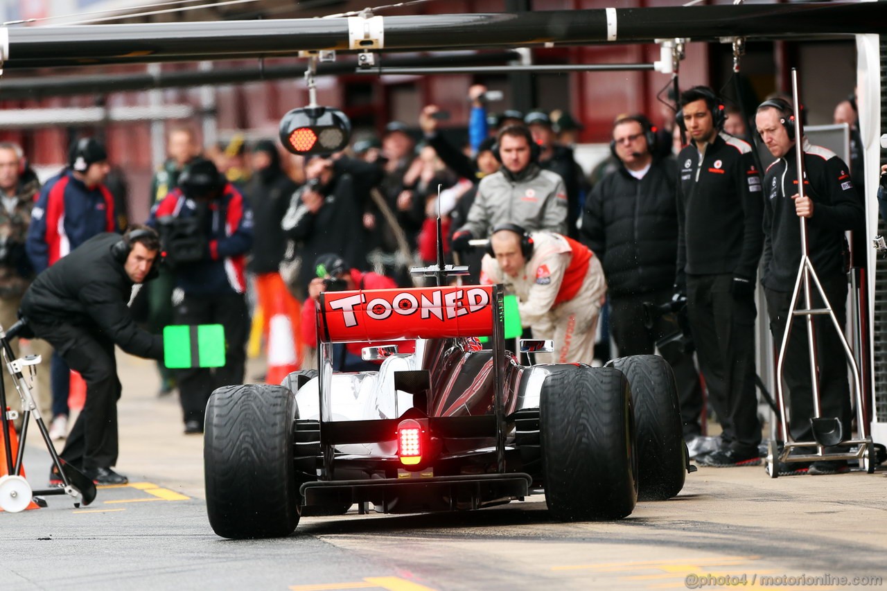 BARCELONA TEST MARZO 2013, Jenson Button (GBR) McLaren MP4-28 in the pits.
01.03.2013. 