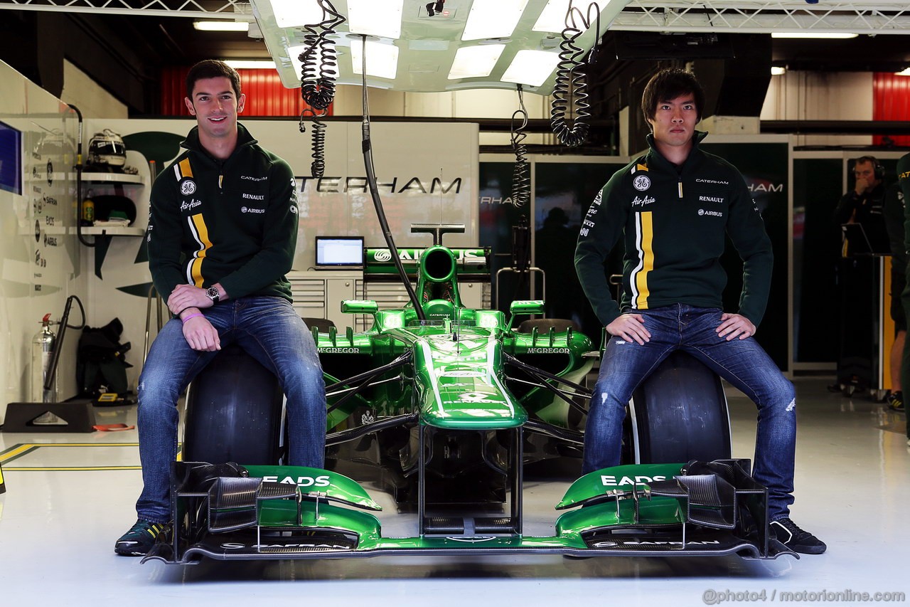 BARCELONA TEST MARZO 2013, (L to R): Alexander Rossi (USA) Caterham F1 Reserve Driver e Ma Qing Hua (CHN) Caterham F1 Reserve Driver announcement. 
01.03.2013. 