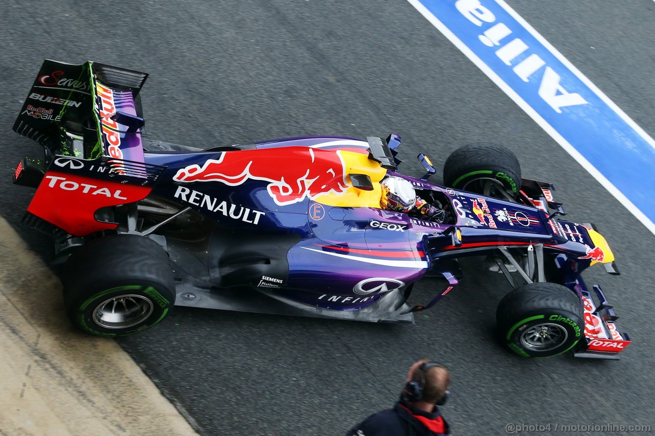 BARCELONA TEST MARZO 2013, Sebastian Vettel (GER) Red Bull Racing RB9 leaves the pits running flow-vis paint on the rear wing.
01.03.2013. 