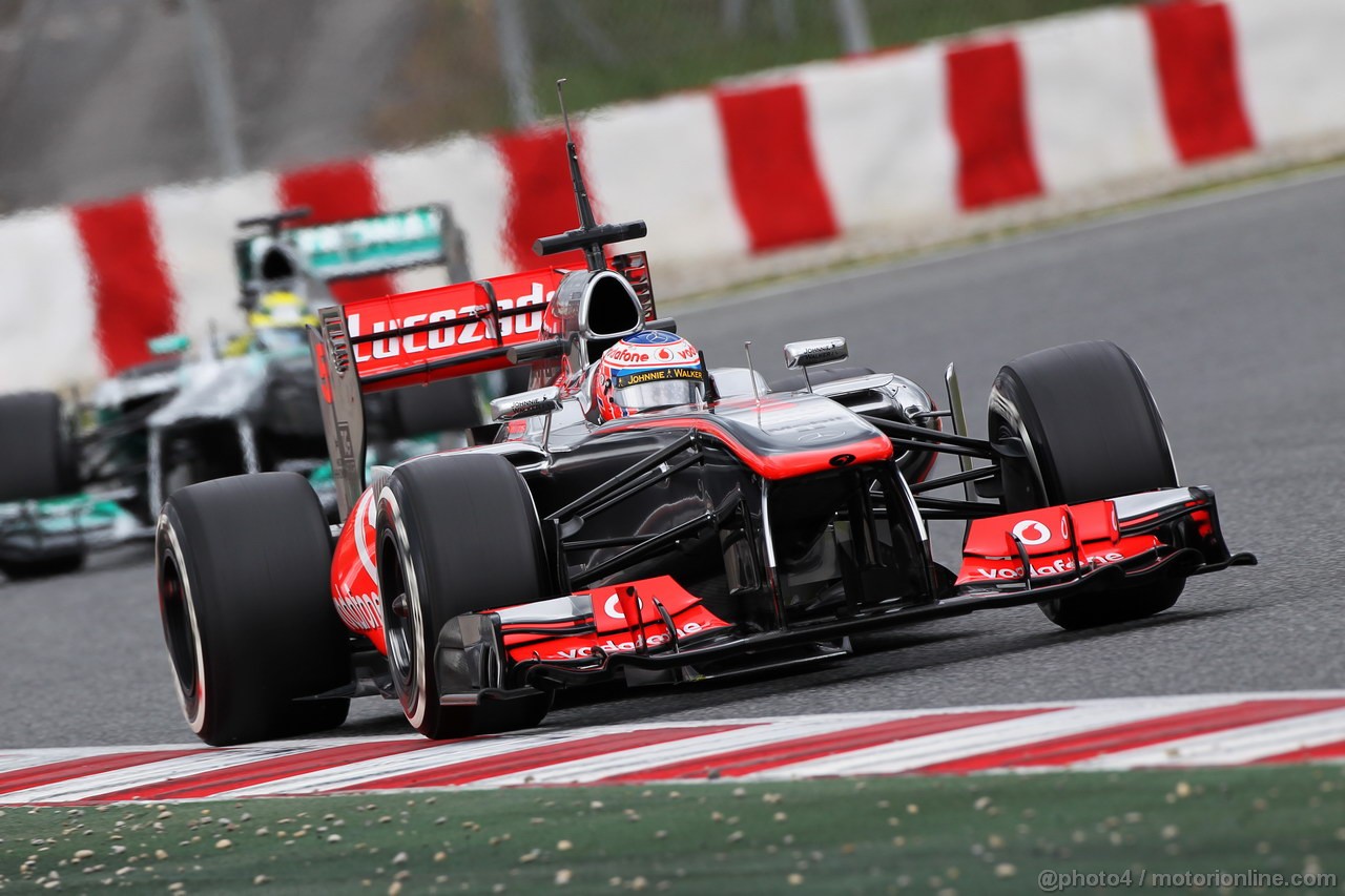 BARCELONA TEST MARZO 2013, Jenson Button (GBR) McLaren MP4-28 davanti a Nico Rosberg (GER) Mercedes AMG F1 W04.
01.03.2013. 