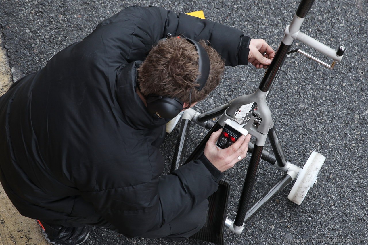 BARCELONA TEST MARZO 2013, McLaren mechanic with a pit stop jack.
01.03.2013. 