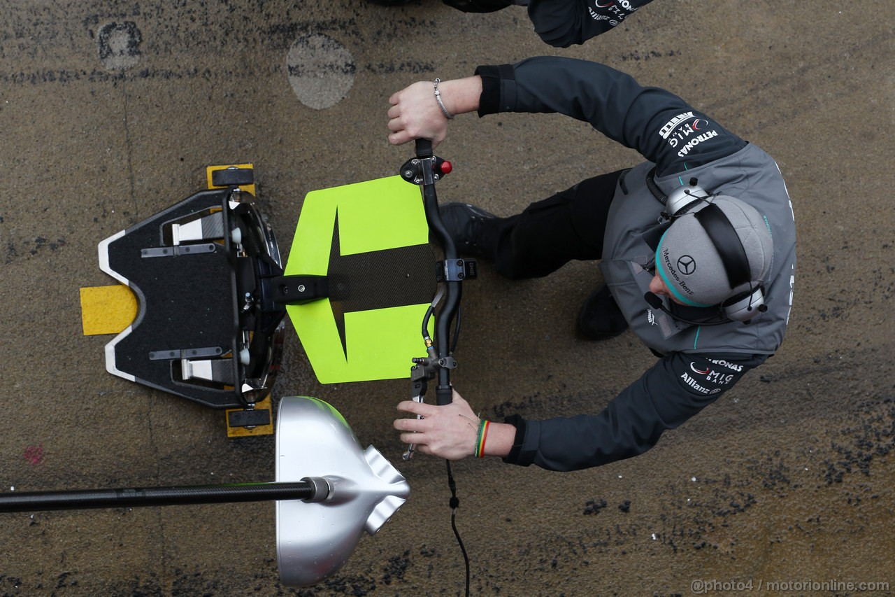 BARCELONA TEST MARZO 2013, Mercedes AMG F1 mechanic with front pit stop jack.
01.03.2013. 