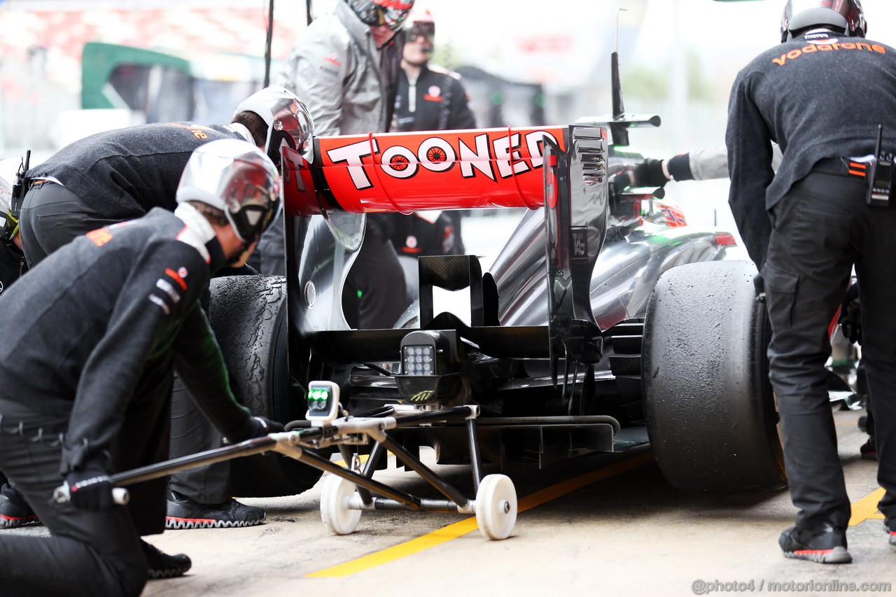BARCELONA TEST MARZO 2013, Jenson Button (GBR) McLaren MP4-28 practices a pit stop.
01.03.2013. 