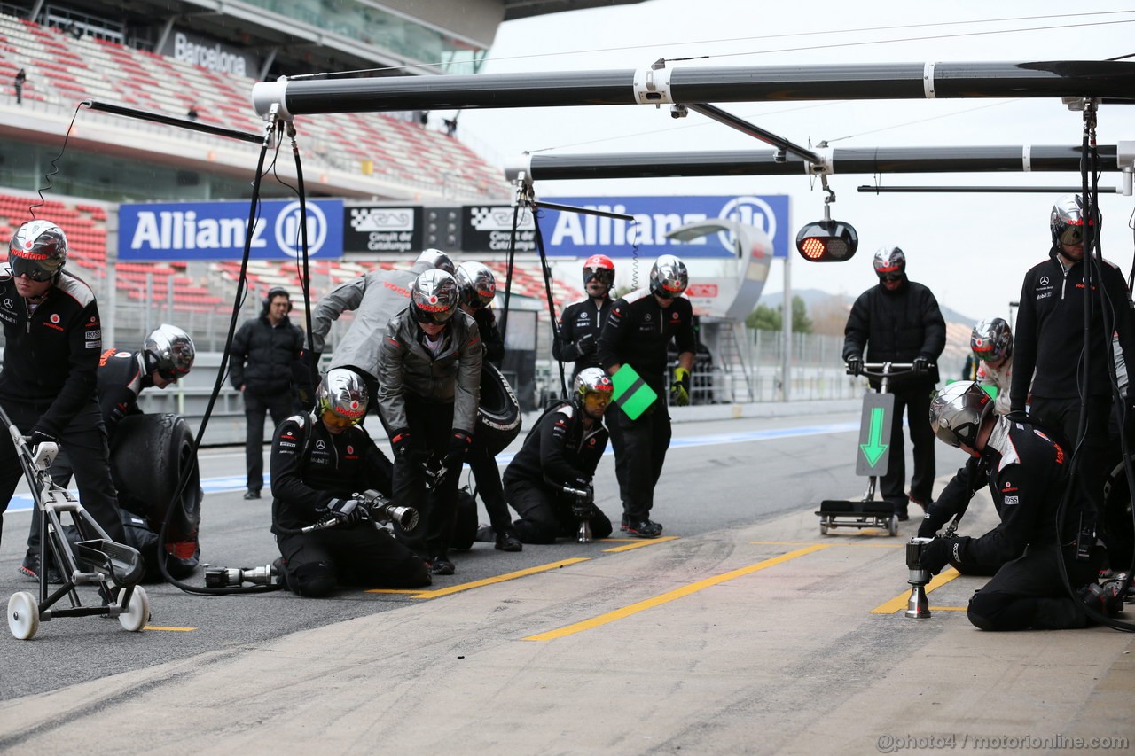 BARCELONA TEST MARZO 2013, McLaren practice a pit stop.
01.03.2013. 