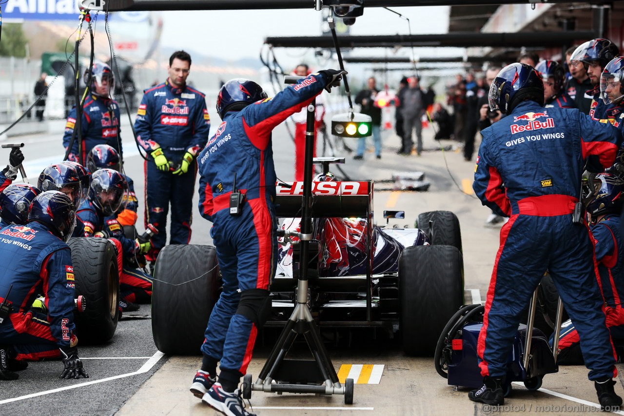 BARCELONA TEST MARZO 2013, Daniel Ricciardo (AUS) Scuderia Toro Rosso STR8 practice pit stops.
01.03.2013. 