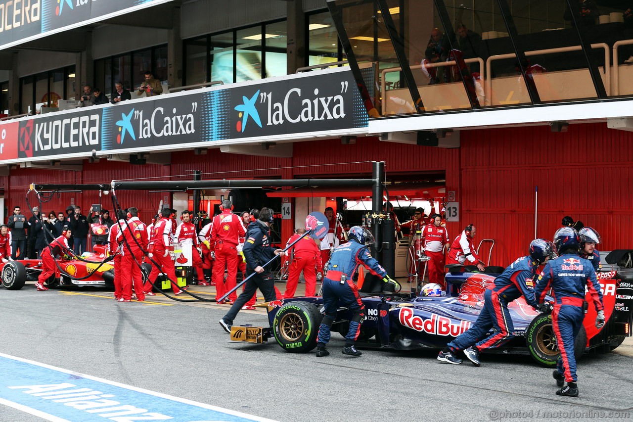 BARCELONA TEST MARZO 2013, Daniel Ricciardo (AUS) Scuderia Toro Rosso STR8 e Fernando Alonso (ESP) Ferrari F138 in the pits.
01.03.2013. 