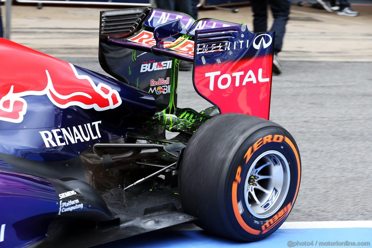 BARCELONA TEST MARZO 2013, Sebastian Vettel (GER) Red Bull Racing RB9 running flow-vis paint on the rear wing e rear diffuser.
01.03.2013. 