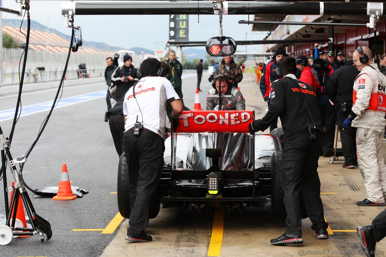 BARCELONA TEST MARZO 2013, Jenson Button (GBR) McLaren MP4-28 in the pits.
01.03.2013. 