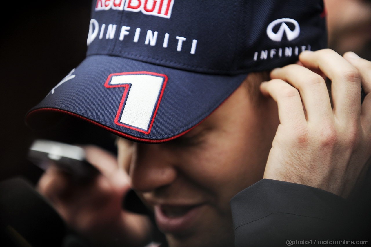 BARCELONA TEST MARZO 2013, Sebastian Vettel (GER) Red Bull Racing with the media.
01.03.2013. 