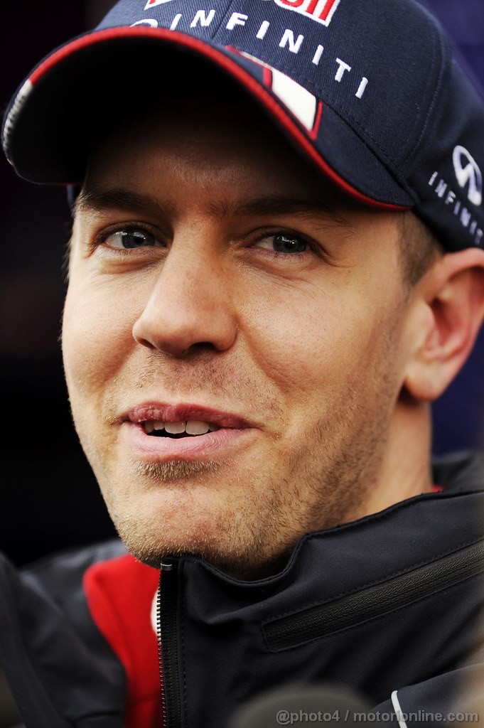 BARCELONA TEST MARZO 2013, Sebastian Vettel (GER) Red Bull Racing with the media.
01.03.2013. 