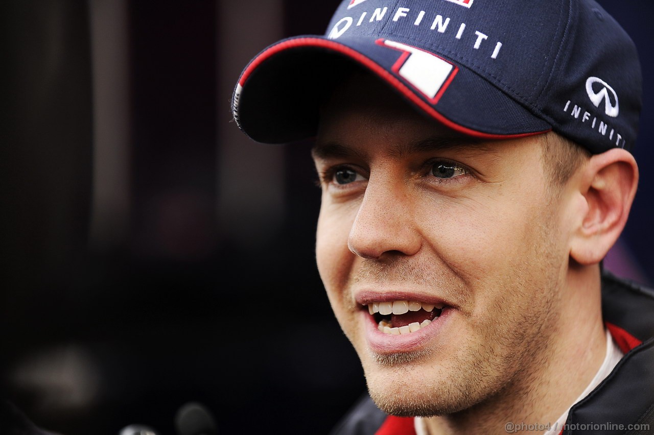 BARCELONA TEST MARZO 2013, Sebastian Vettel (GER) Red Bull Racing with the media.
01.03.2013. 