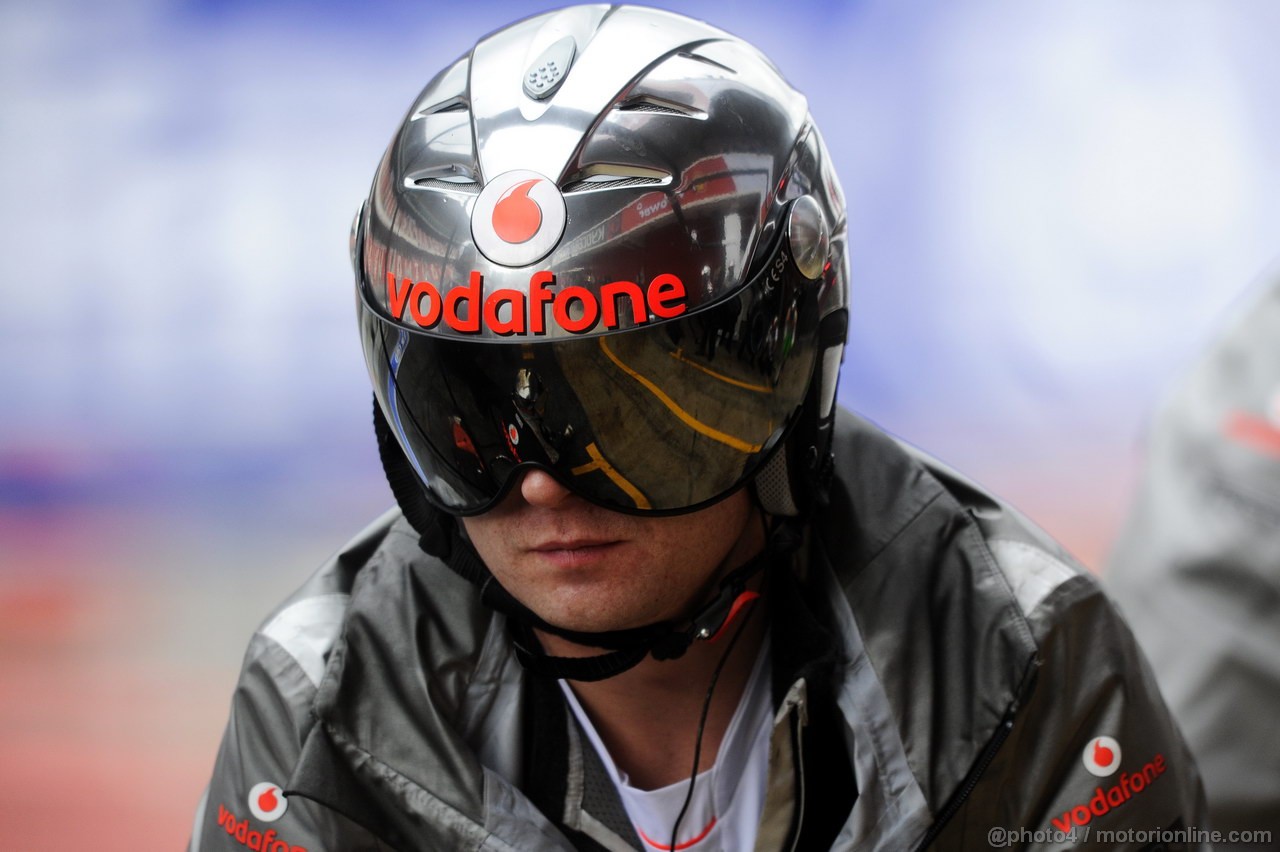 BARCELONA TEST MARZO 2013, McLaren mechanic with pit stop helmet.
01.03.2013. 