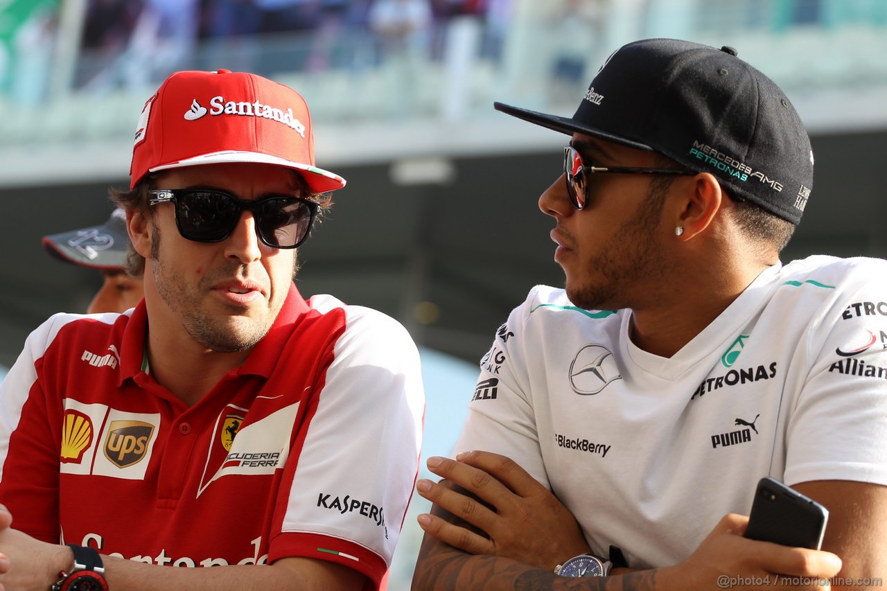GP ABU DHABI, 03.11.2013- Fernando Alonso (ESP) Ferrari F138 e Lewis Hamilton (GBR) Mercedes AMG F1 W04 