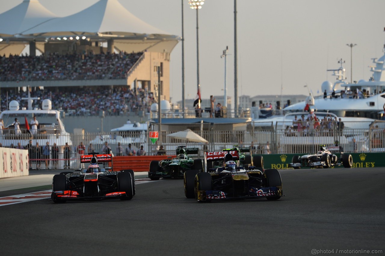 GP ABU DHABI, 03.11.2013- Gara: Daniel Ricciardo (AUS) Scuderia Toro Rosso STR8 e Jenson Button (GBR) McLaren Mercedes MP4-28 