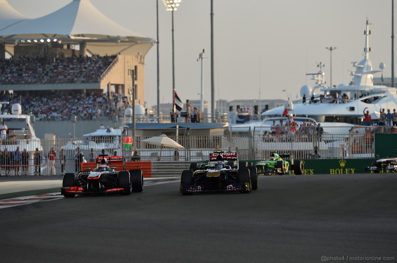GP ABU DHABI, 03.11.2013- Gara: Daniel Ricciardo (AUS) Scuderia Toro Rosso STR8 e Jenson Button (GBR) McLaren Mercedes MP4-28 