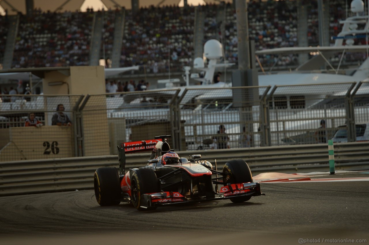 GP ABU DHABI, 03.11.2013- Gara: Jenson Button (GBR) McLaren Mercedes MP4-28 