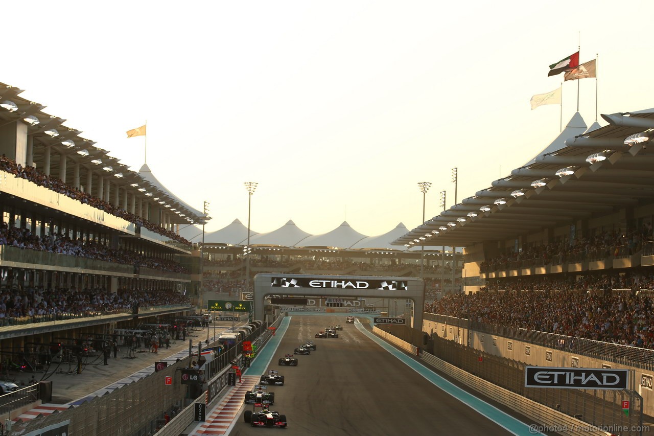 GP ABU DHABI, 03.11.2013- Gara: Sergio Perez (MEX) McLaren MP4-28 