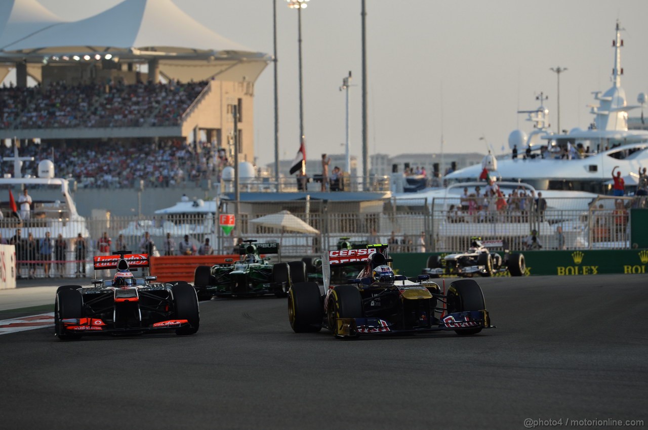 GP ABU DHABI, 03.11.2013- Gara: Daniel Ricciardo (AUS) Scuderia Toro Rosso STR8 e Jenson Button (GBR) McLaren Mercedes MP4-28 