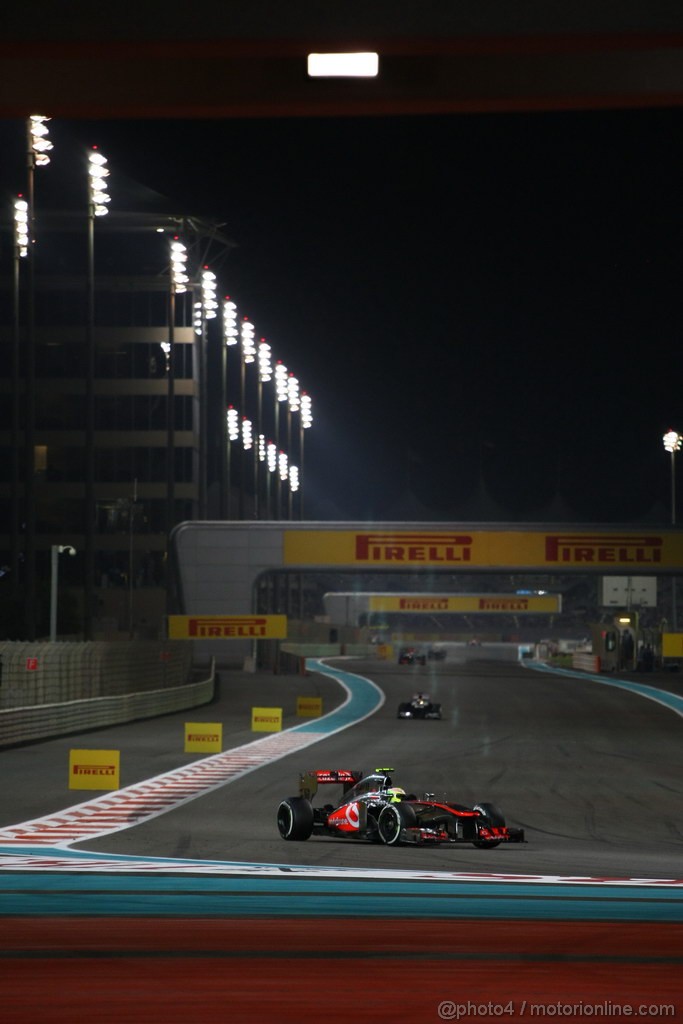 GP ABU DHABI, 03.11.2013- Gara, Sergio Perez (MEX) McLaren MP4-28