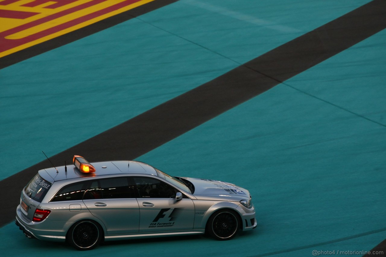 GP ABU DHABI, 03.11.2013- The Mercedes  Medical car