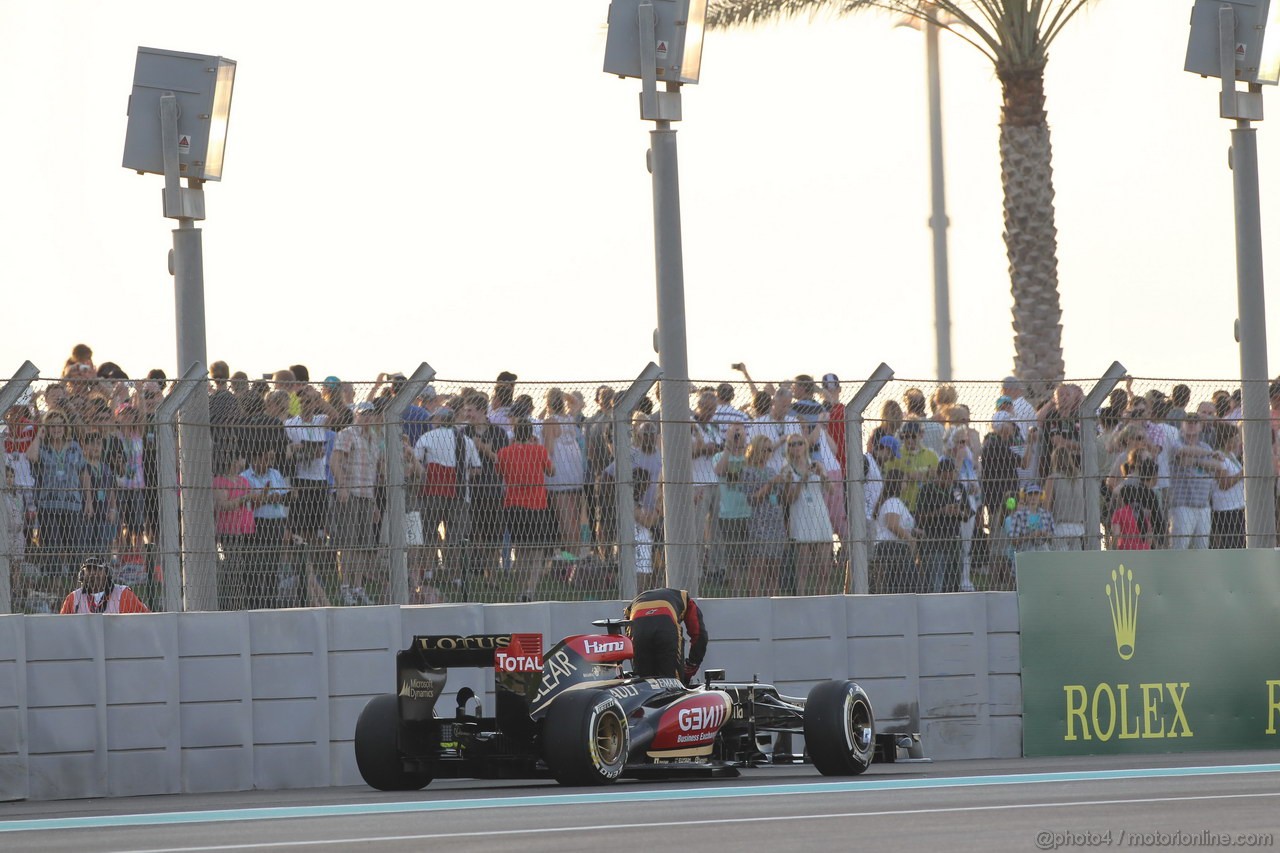 GP ABU DHABI, 03.11.2013- Gara, Kimi Raikkonen (FIN) Lotus F1 Team E21 out of the race