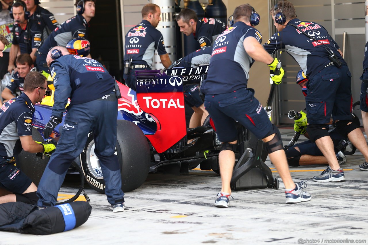 GP ABU DHABI, 02.11.2013- Prove Libere 3: Sebastian Vettel (GER) Red Bull Racing RB9 